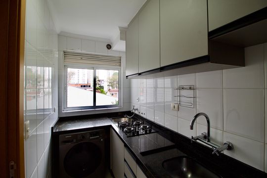 Cozinha de apartamento para alugar com 2 quartos, 50m² em Cristo Rei, Curitiba