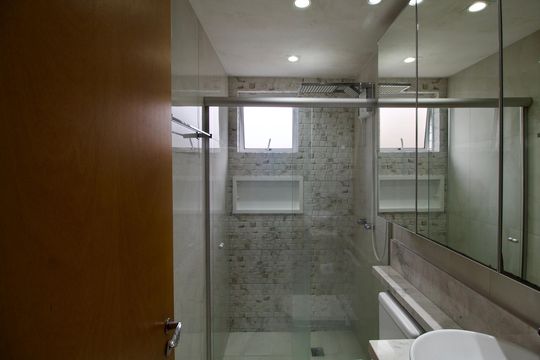 Banheiro de apartamento para alugar com 2 quartos, 50m² em Cristo Rei, Curitiba