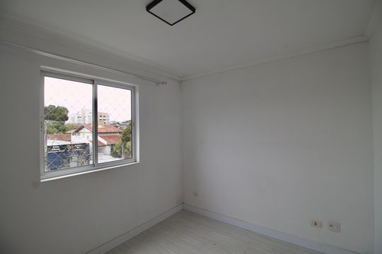 Quarto 1 de apartamento para alugar com 2 quartos, 50m² em Cristo Rei, Curitiba