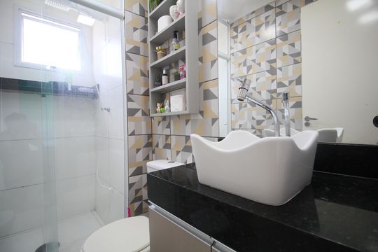 Banheiro de apartamento para alugar com 2 quartos, 45m² em Jardim Maria Rosa, Taboão da Serra