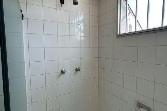 Banheiro de apartamento para alugar com 2 quartos, 80m² em Vila Valqueire, Rio de Janeiro