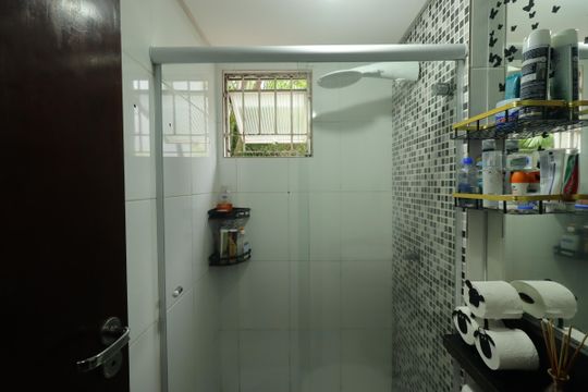 Banheiro de apartamento à venda com 2 quartos, 49m² em Cidade São Jorge, Santo André