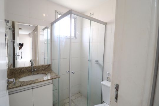 Banheiro Social de apartamento para alugar com 2 quartos, 50m² em Chácaras Tubalina E Quartel, Uberlândia