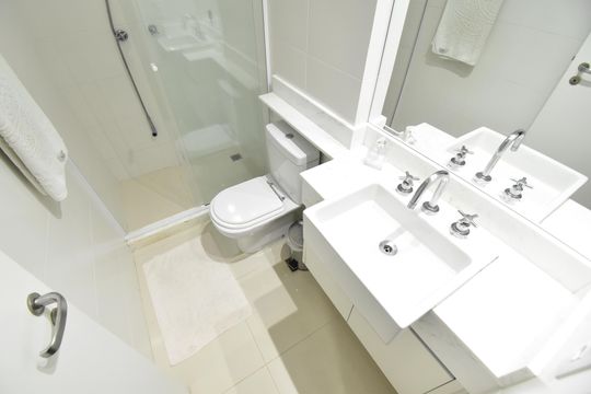 Banheiro de kitnet/studio à venda com 1 quarto, 35m² em Centro, Curitiba