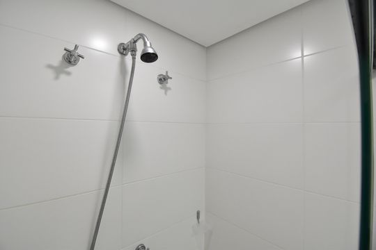 Banheiro de kitnet/studio à venda com 1 quarto, 35m² em Centro, Curitiba