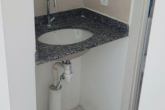 Banheiro de apartamento para alugar com 1 quarto, 45m² em Santo Cristo, Rio de Janeiro