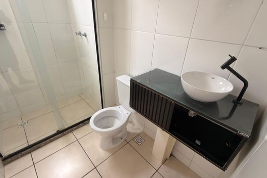 Banheiro de apartamento para alugar com 2 quartos, 55m² em Mantiquira, Duque de Caxias
