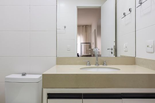 Banheiro da suíte de apartamento para alugar com 1 quarto, 50m² em Alphaville Industrial, Barueri