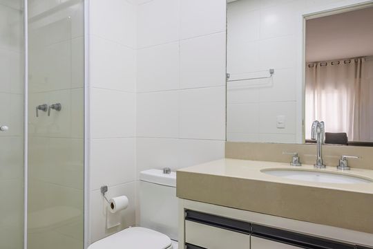 Banheiro da suíte de apartamento para alugar com 1 quarto, 50m² em Alphaville Industrial, Barueri