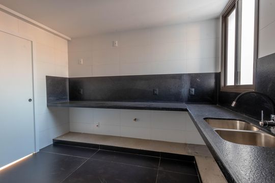 Cozinha de apartamento à venda com 4 quartos, 150m² em Santo Antônio, Belo Horizonte