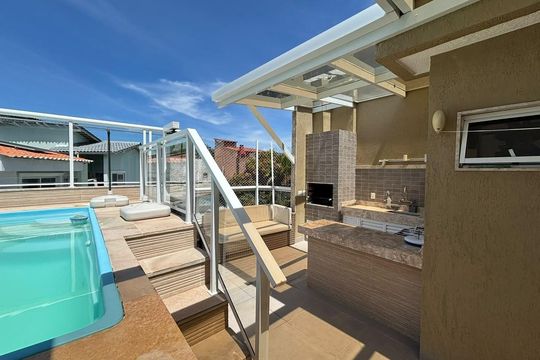 Piscina de casa de condomínio à venda com 5 quartos, 230m² em Barra da Tijuca, Rio de Janeiro