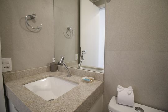 Banheiro de apartamento à venda com 2 quartos, 45m² em Barra Olímpica, Rio de Janeiro
