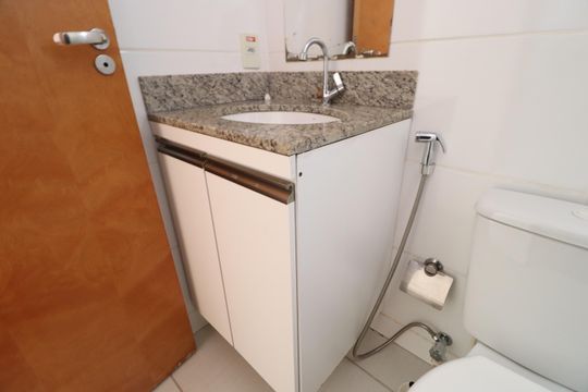 Banheiro Social de apartamento para alugar com 2 quartos, 60m² em Presidente Roosevelt, Uberlândia