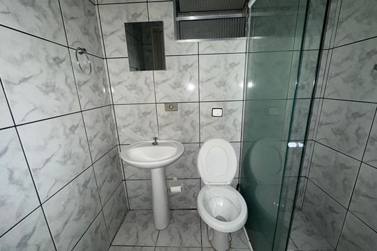 Banheiro de casa para alugar com 2 quartos, 70m² em Jardim Regina Alice, Barueri