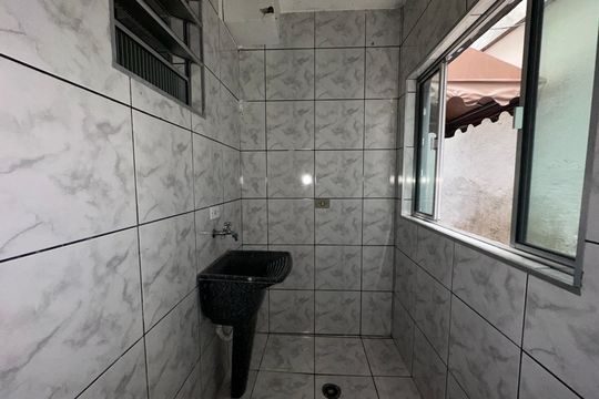 Área de Serviço de casa para alugar com 2 quartos, 70m² em Jardim Regina Alice, Barueri