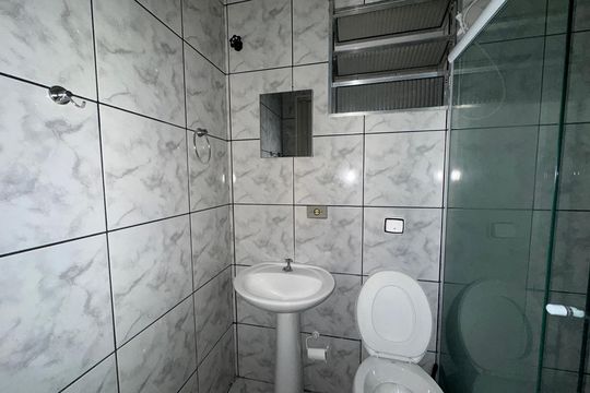 Banheiro de casa para alugar com 2 quartos, 70m² em Jardim Regina Alice, Barueri