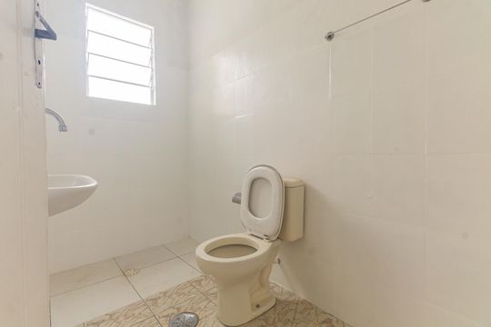 Banheiro  de casa para alugar com 2 quartos, 70m² em Guaiauna, São Paulo