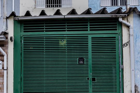 Fachada de casa à venda com 2 quartos, 120m² em Jardim Vivan, São Paulo