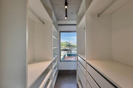 Closet de apartamento para alugar com 1 quarto, 74m² em Jardim das Acacias, São Paulo
