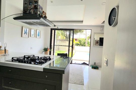 Cozinha de casa de condomínio à venda com 4 quartos, 340m² em Taquara, Rio de Janeiro