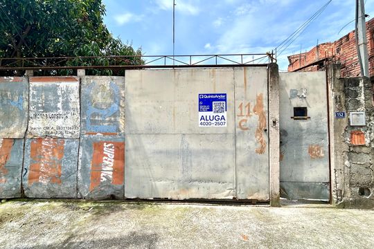 Placa instalada na fachada do imóvel  de casa para alugar com 2 quartos, 210m² em Parque Primavera, Guarulhos