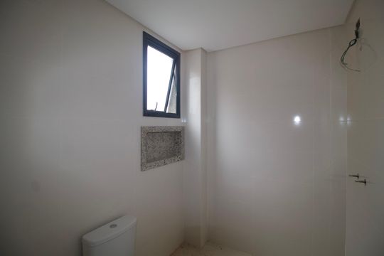 Banheiro - Suíte de casa de condomínio à venda com 3 quartos, 189m² em Bacacheri, Curitiba