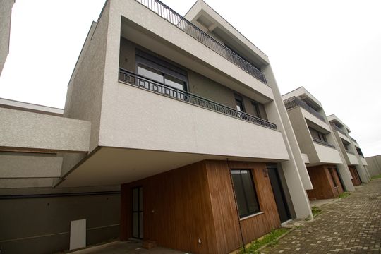 Fachada de casa de condomínio à venda com 3 quartos, 189m² em Bacacheri, Curitiba