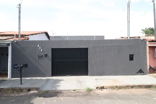 Fachada de casa para alugar com 3 quartos, 240m² em Jardim das Palmeiras, Uberlândia