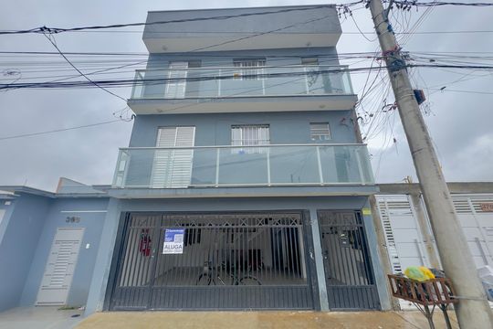 Placa instalada na fachada do imóvel  de kitnet/studio para alugar com 1 quarto, 40m² em Vila Carmela |||, Guarulhos