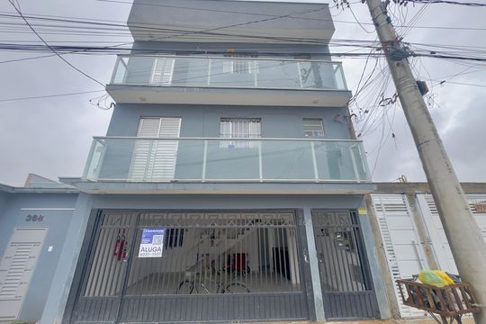 Placa instalada na fachada do imóvel  de kitnet/studio para alugar com 1 quarto, 40m² em Vila Carmela |||, Guarulhos