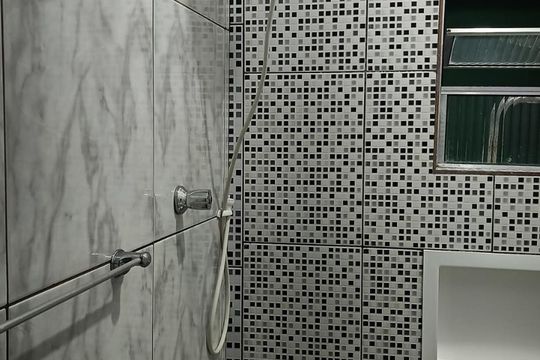 Banheiro de casa para alugar com 1 quarto, 40m² em Jardim Paranavai, Mauá