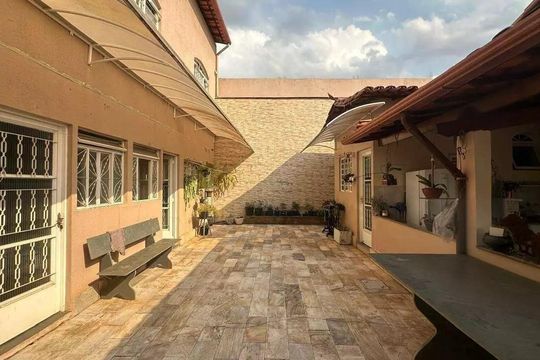 Casa à venda com 6 quartos, 275m² em Betânia, Belo Horizonte