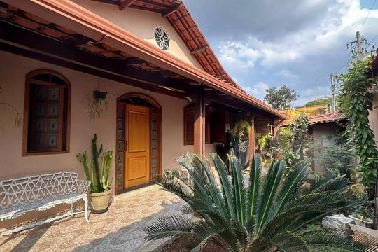 Fachada de casa à venda com 6 quartos, 275m² em Betânia, Belo Horizonte