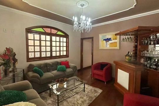 Casa à venda com 6 quartos, 275m² em Betânia, Belo Horizonte
