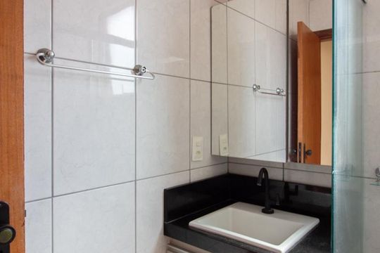 Banheiro de apartamento para alugar com 2 quartos, 64m² em Castelo, Belo Horizonte