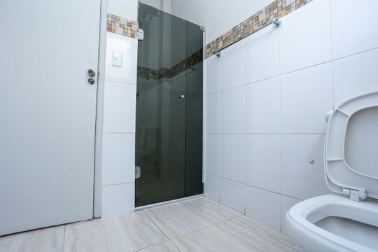 Banheiro 1 de apartamento para alugar com 3 quartos, 77m² em Vila Paris, Belo Horizonte