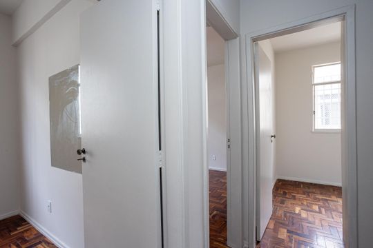 Corredor de apartamento para alugar com 3 quartos, 77m² em Vila Paris, Belo Horizonte