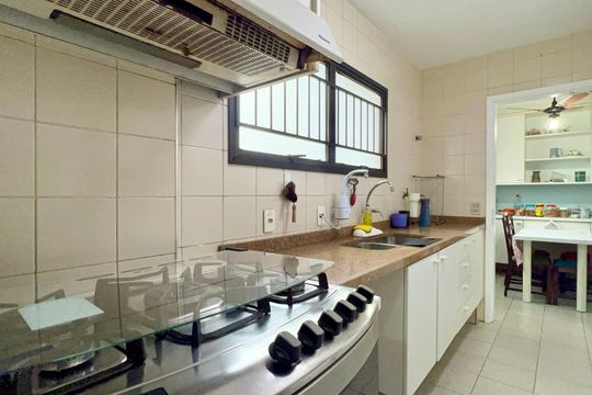 Cozinha de apartamento à venda com 3 quartos, 173m² em Alto de Pinheiros, São Paulo