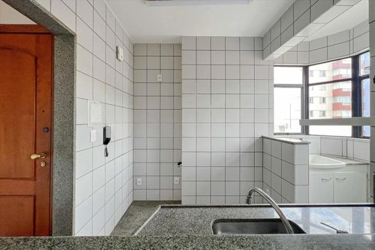 Cozinha de apartamento para alugar com 1 quarto, 50m² em Carmo, Belo Horizonte
