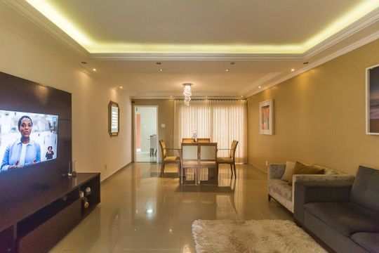 Casa para alugar com 3 quartos, 299m² em Vila Sud Menuci, Mogi das Cruzes