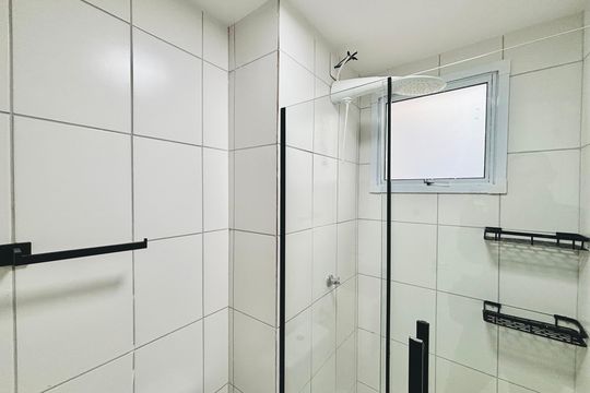 Banheiro de kitnet/studio à venda com 1 quarto, 24m² em Parque Paineiras, São Paulo