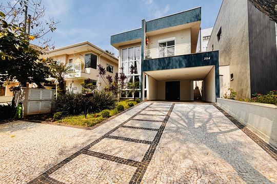 Fachada de casa de condomínio à venda com 3 quartos, 300m² em Suru, Barueri