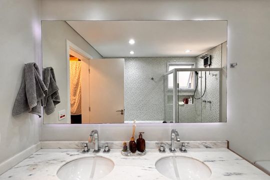 Banheiro suíte 1 de casa de condomínio à venda com 3 quartos, 300m² em Suru, Barueri