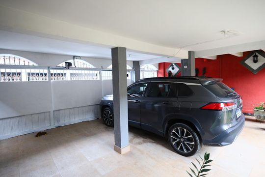 Garagem de casa à venda com 5 quartos, 180m² em Rio Pequeno, São Paulo