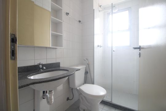 Banheiro de apartamento para alugar com 2 quartos, 54m² em Jurubatuba, São Paulo