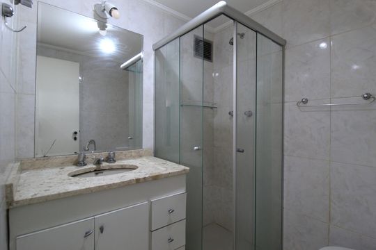 Banheiro de apartamento para alugar com 1 quarto, 45m² em Indianópolis, São Paulo
