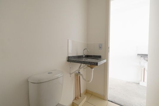Banheiro de kitnet/studio para alugar com 1 quarto, 27m² em Liberdade, São Paulo