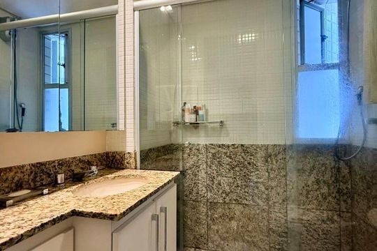 Banheiro  de apartamento para alugar com 3 quartos, 136m² em Lourdes, Belo Horizonte