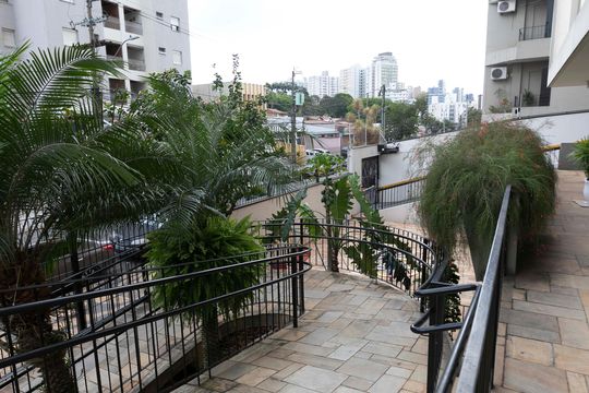 RAMPA DE ENTRADA de apartamento para alugar com 2 quartos, 87m² em Bosque, Campinas