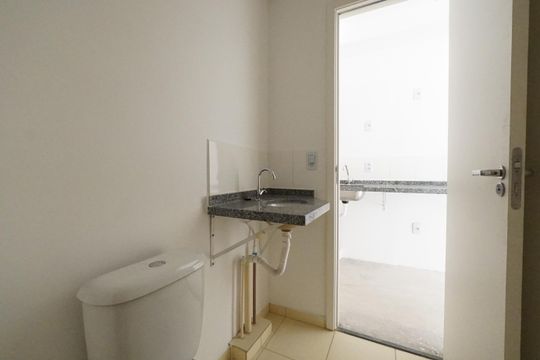 Banheiro de kitnet/studio para alugar com 1 quarto, 32m² em Liberdade, São Paulo